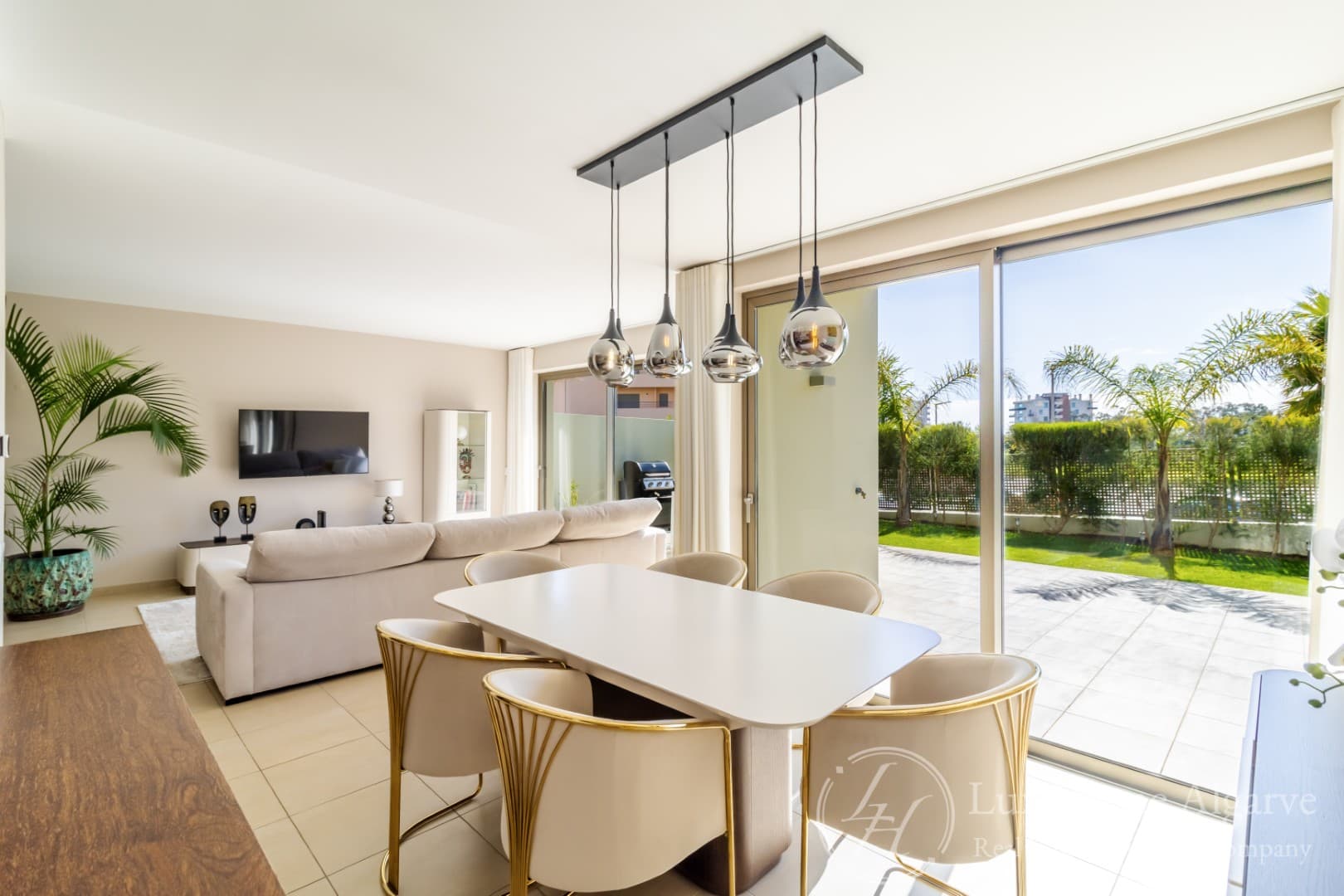 VILLA MARÉA – Elegant 4-Bedroom Duplex with Private Garden and Jacuzzi at Oásis Mar - Image 4