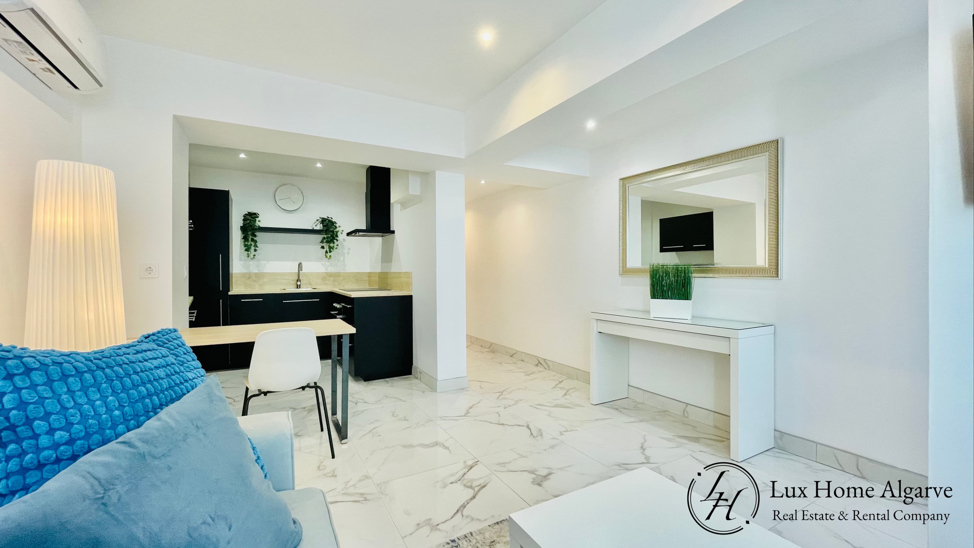 STUNNING COMPLETED RENOVATED T1 TOWNHOUSE IN OLHÃO CENTER - Image 4