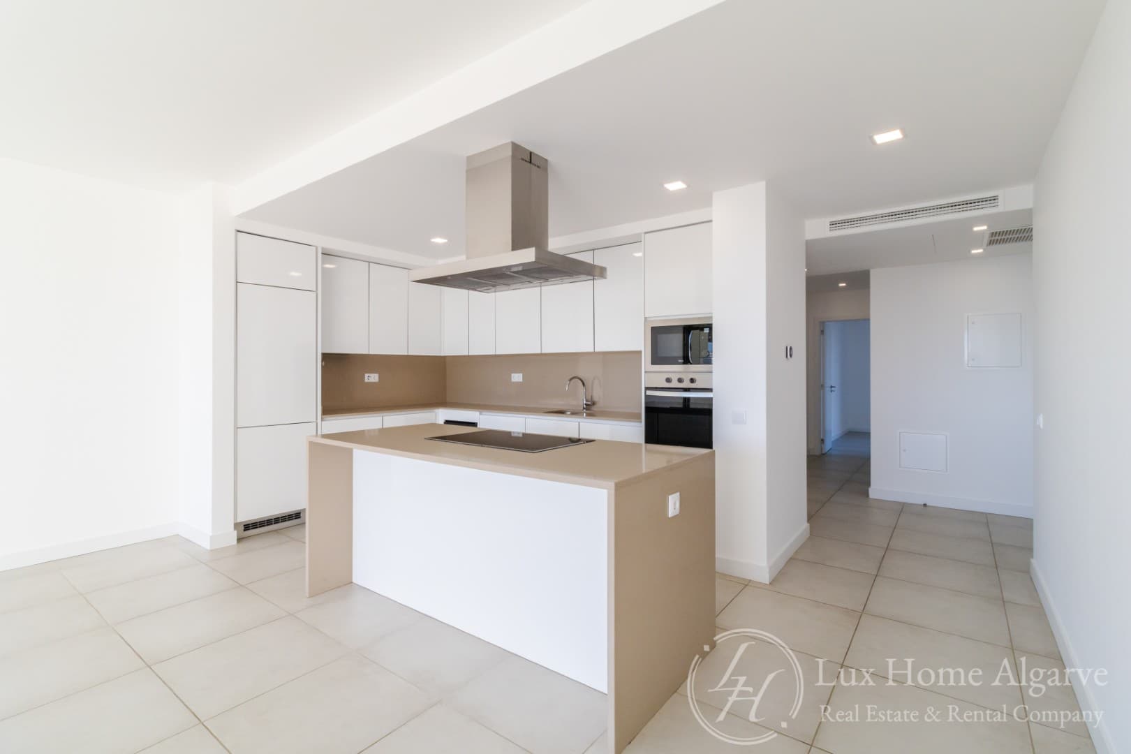 Luxury South-Facing T2 in Prestigious Oasis Mar - Image 2