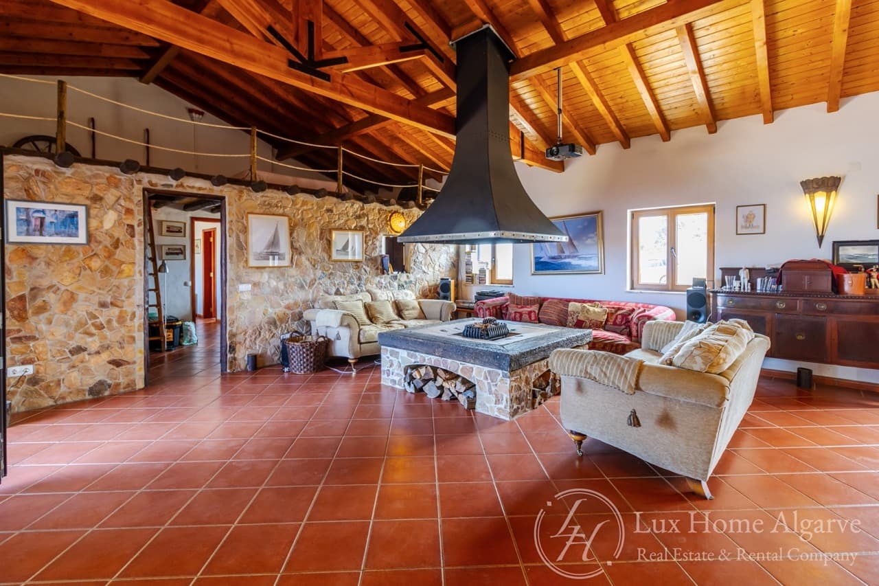 Elegant Alentejo Villa with 15.9 Hectares and Development Potential - Image 4