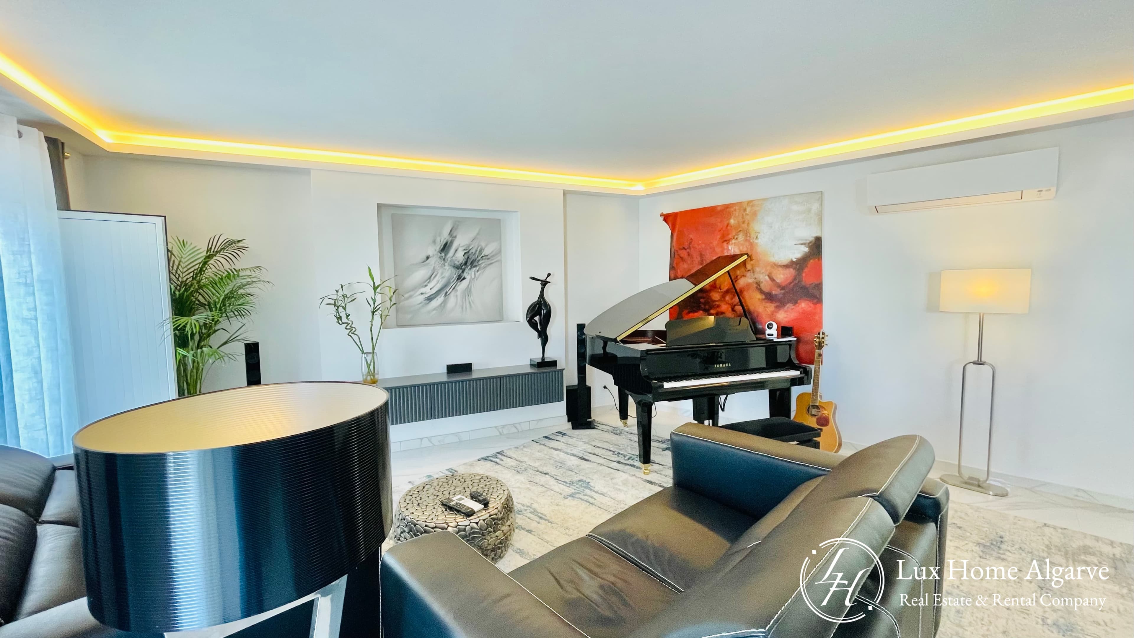 Modern & Contemporary Luxury in the Heart of Olhão - Image 3