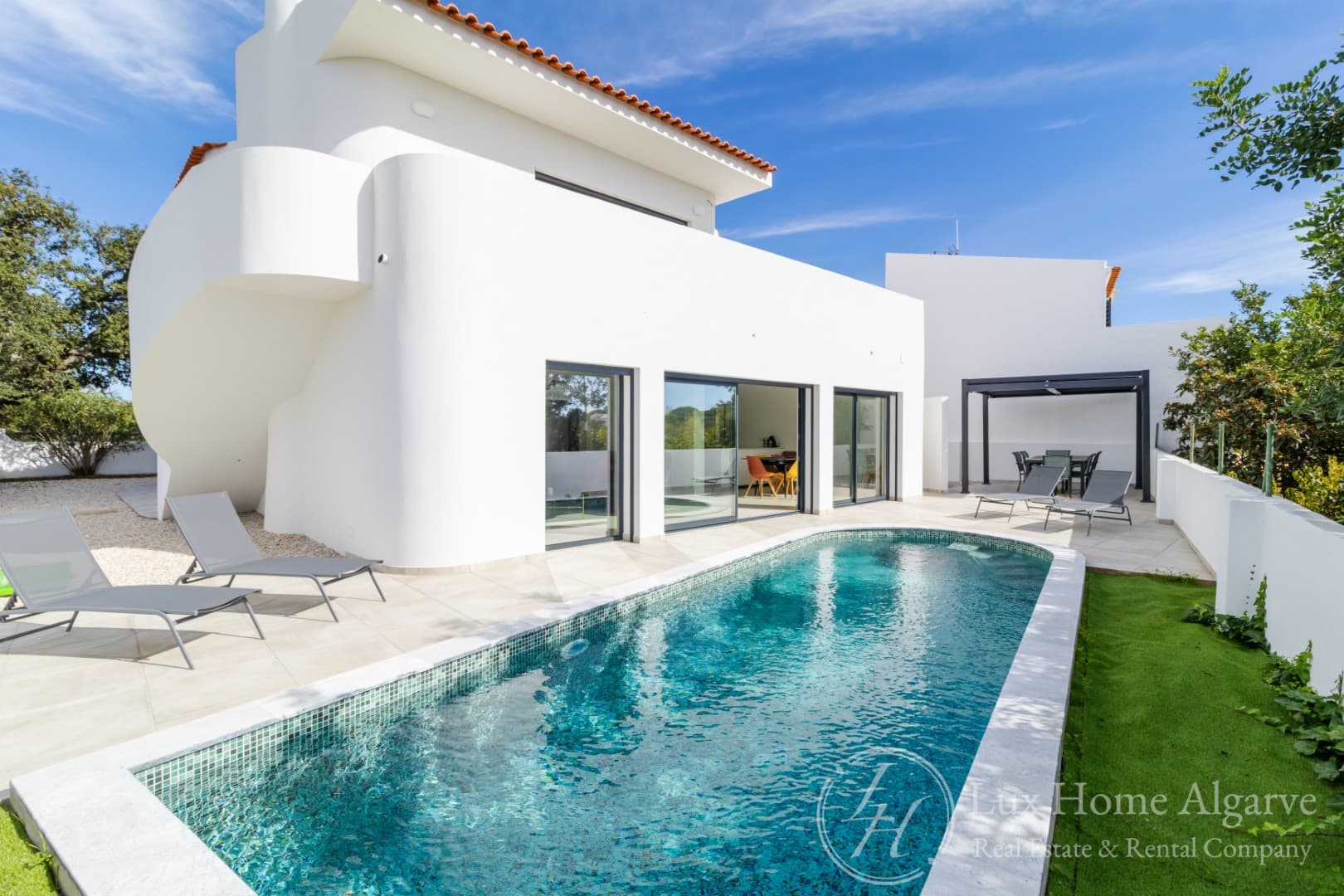 EXCEPTIONAL REIMAGINED ALGARVIAN VILLA - Image 1