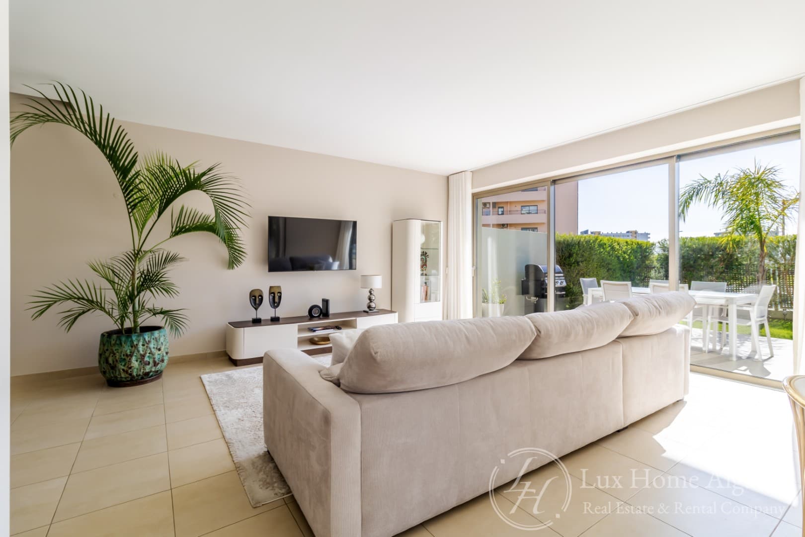 VILLA MARÉA – Elegant 4-Bedroom Duplex with Private Garden and Jacuzzi at Oásis Mar - Image 3