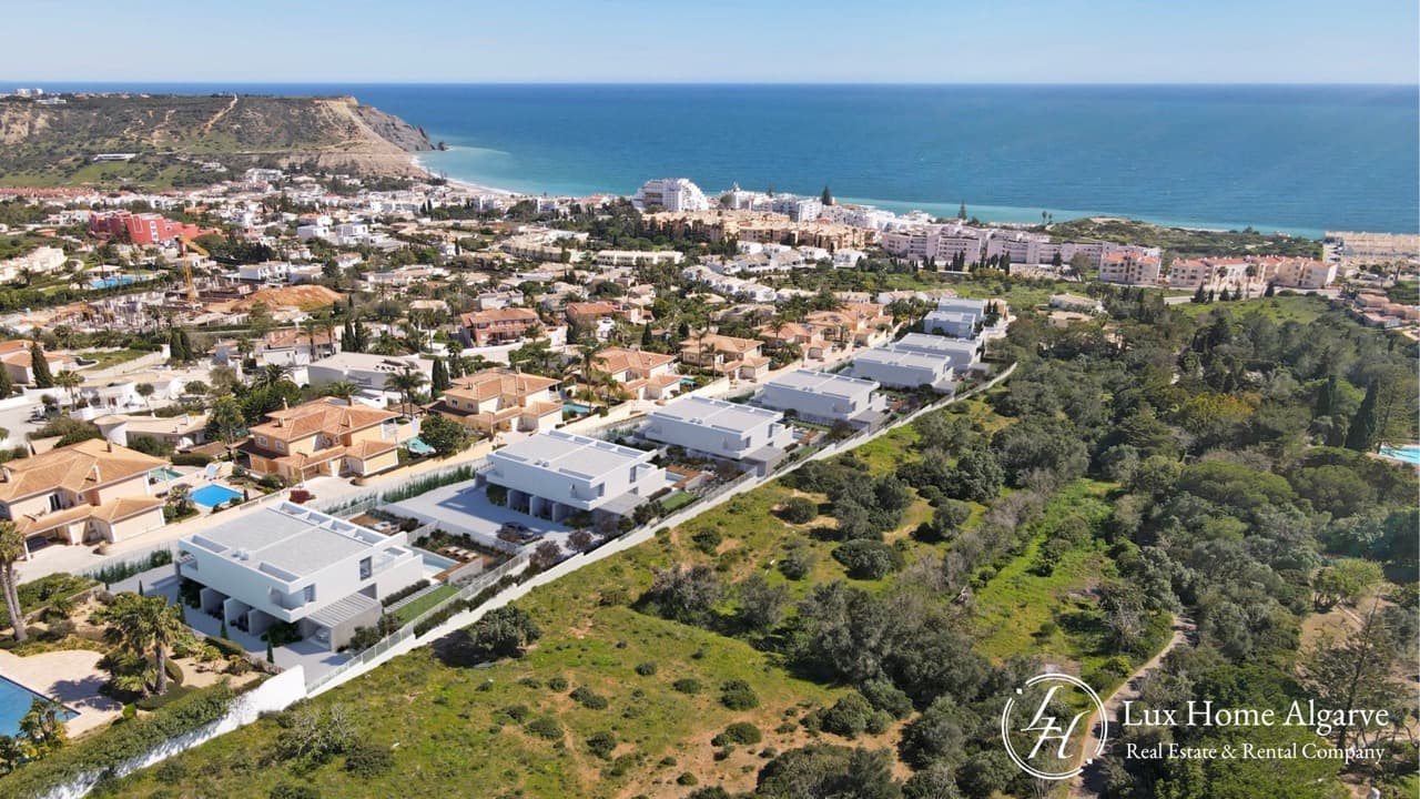 Luxury 3-Bedroom Villa with Private Pool & Panoramic Sea Views – Praia da Luz - Image 3