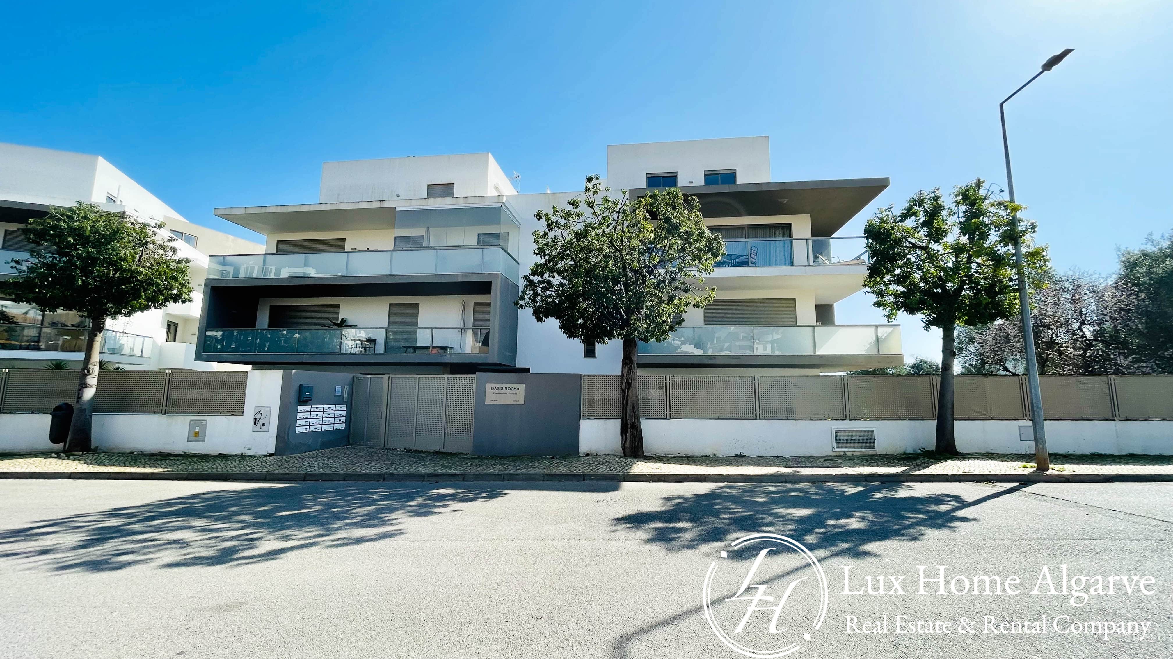 1-Bedroom Apartment in Praia da Rocha - Image 2