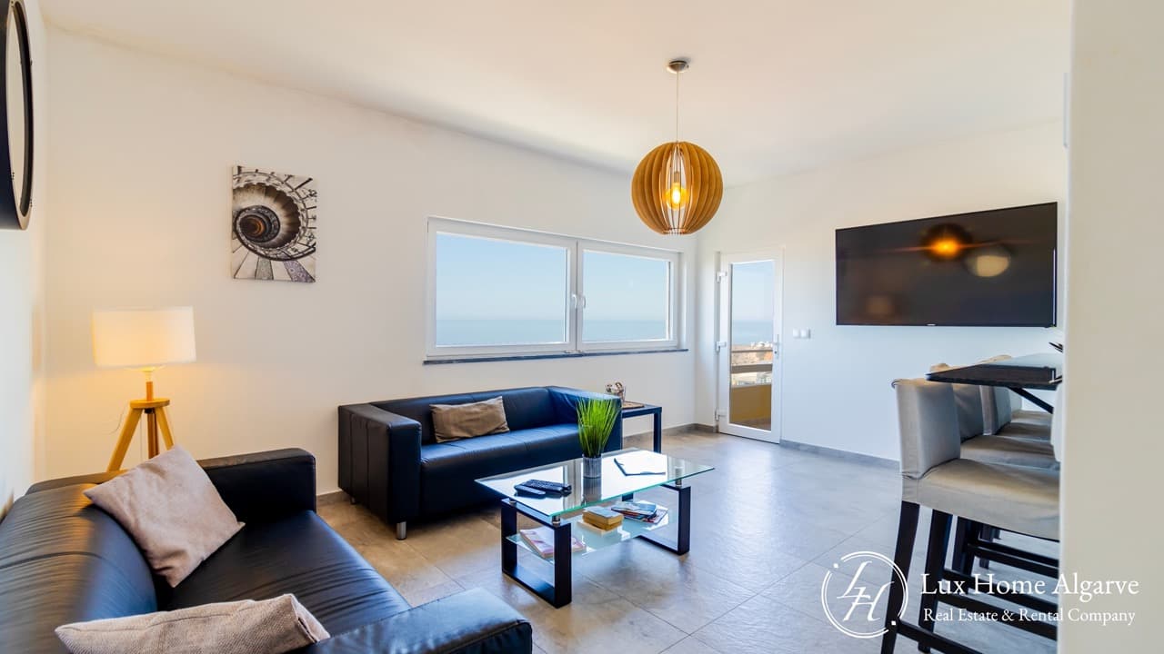 Excellent Investment Opportunity – Seafront 2-Bedroom Apartment in Praia da Rocha - Image 4