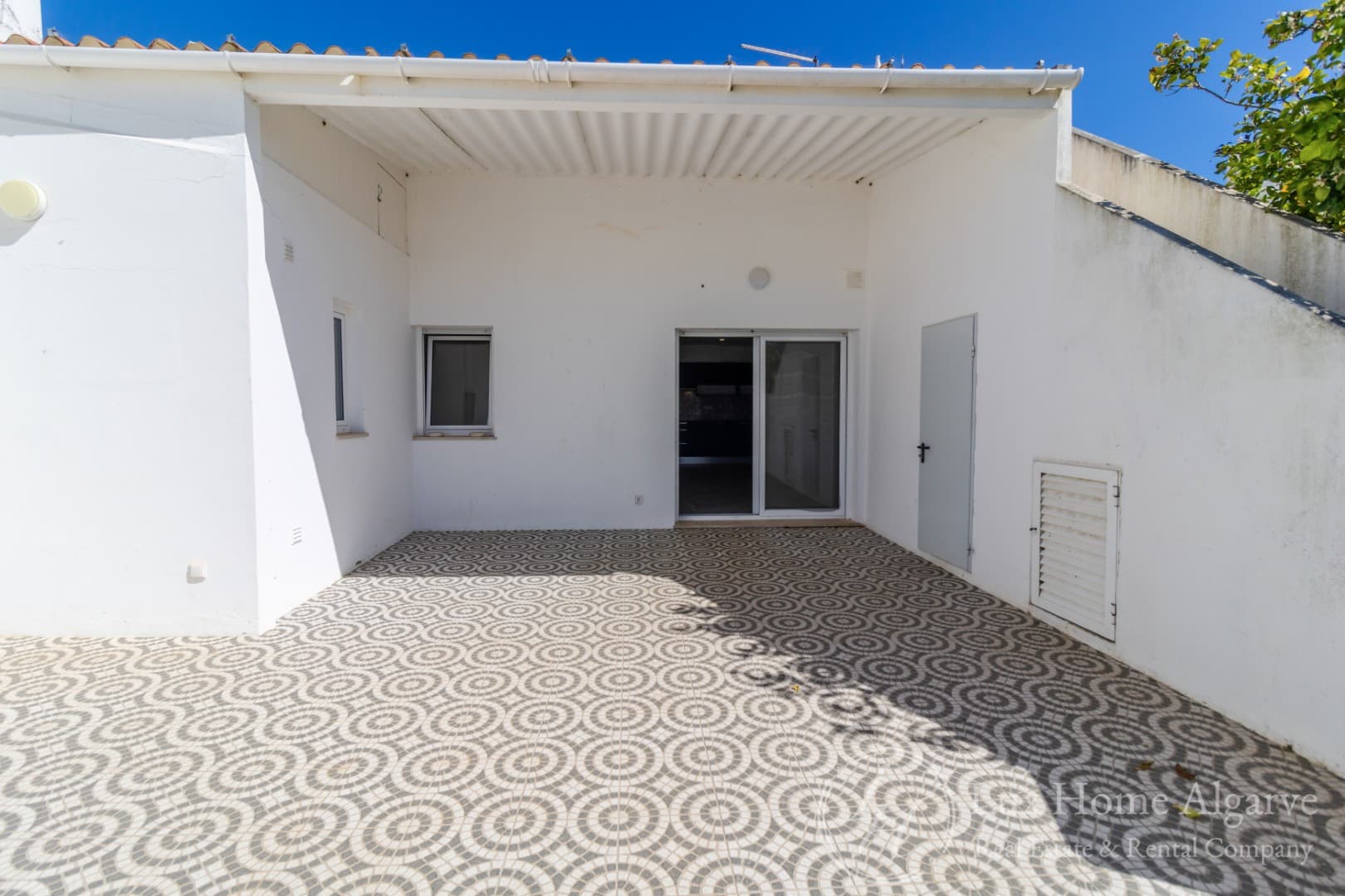 Charming City House Renovated in 2023 - Image 2