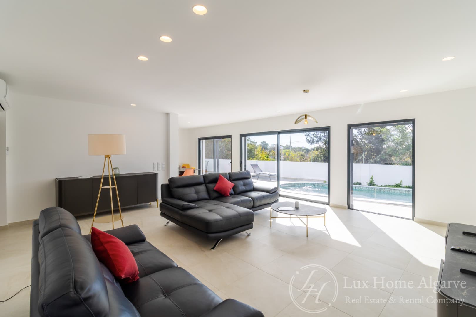 EXCEPTIONAL REIMAGINED ALGARVIAN VILLA - Image 4