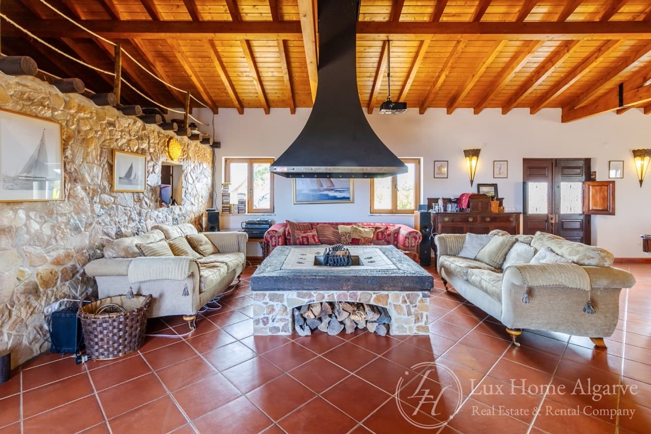 Elegant Alentejo Villa with 15.9 Hectares and Development Potential - Image 2