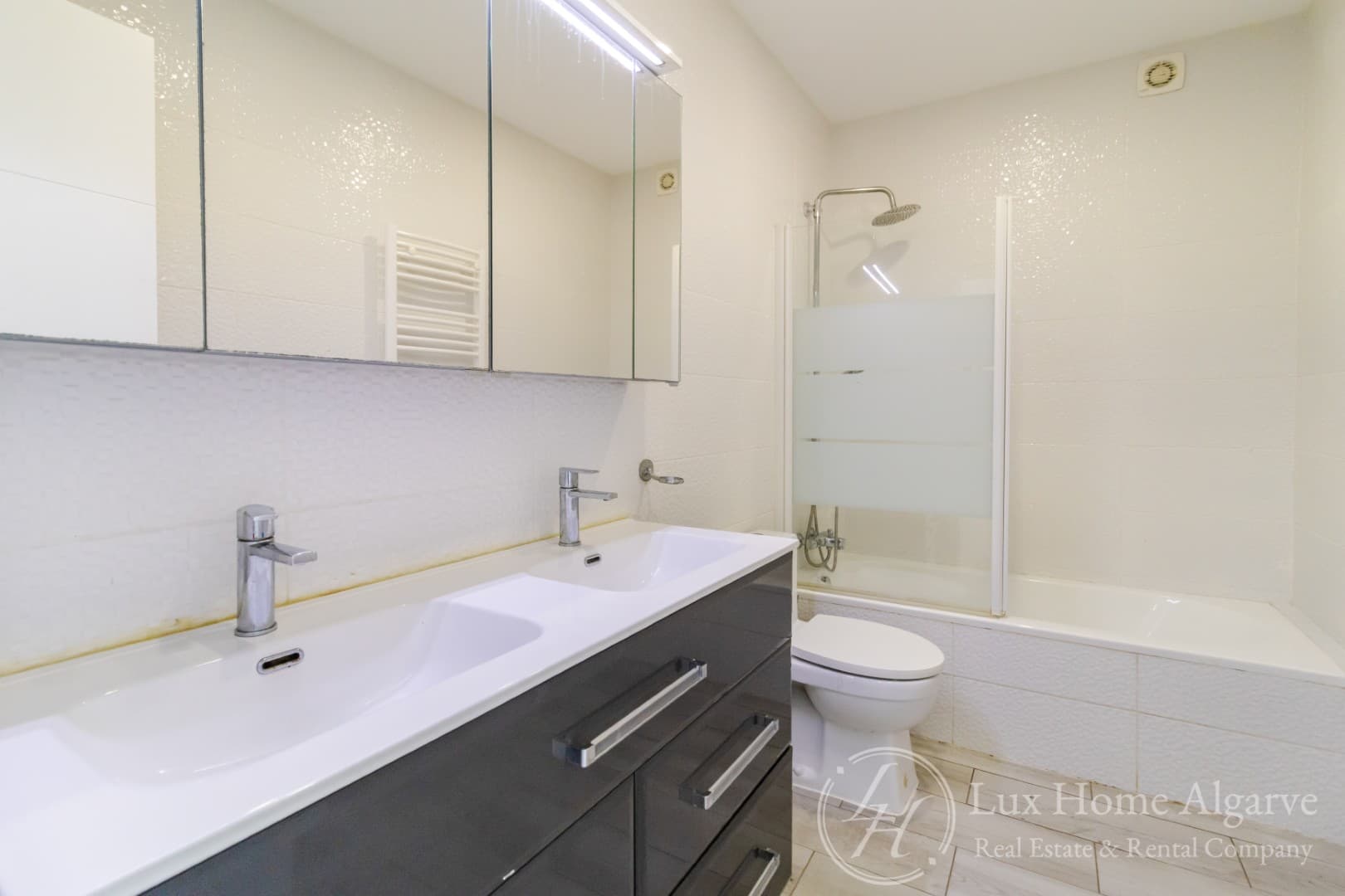 Charming City House Renovated in 2023 - Image 4