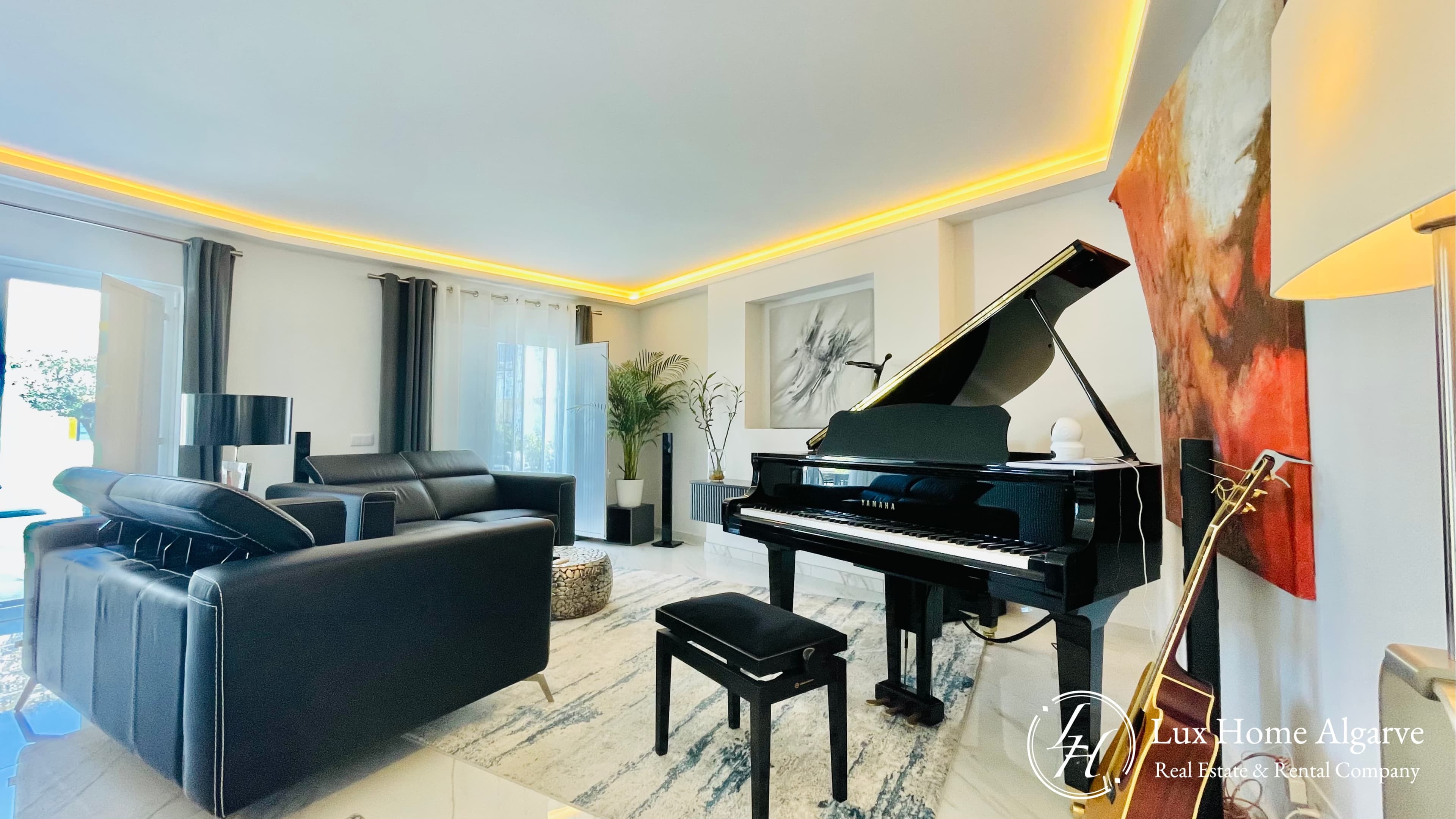 Modern & Contemporary Luxury in the Heart of Olhão - Image 4