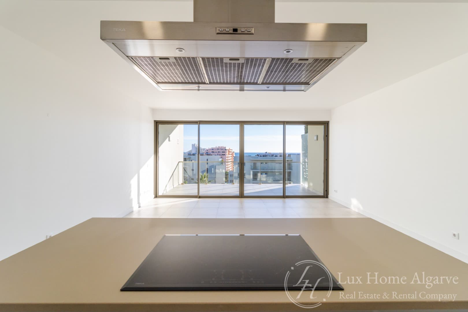 Luxury South-Facing T2 in Prestigious Oasis Mar - Image 3