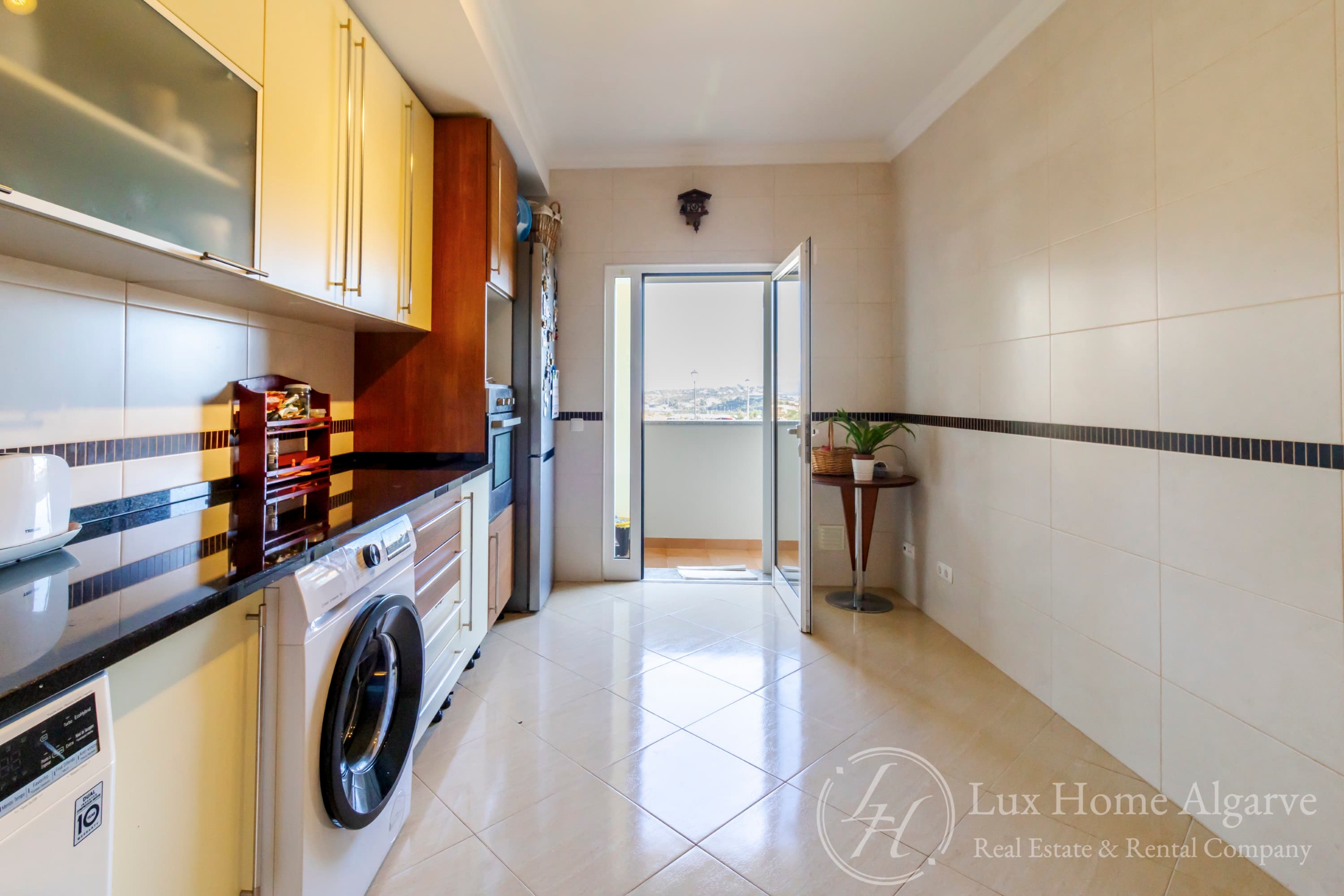 Modern 3 Beds, 2 Bath Apartment for sale with underground parking, in Lagos, Algarve. - Image 4