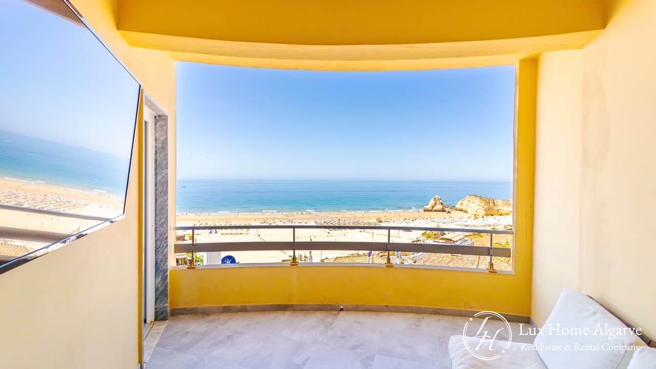 Excellent Investment Opportunity – Seafront 2-Bedroom Apartment in Praia da Rocha - Image 1