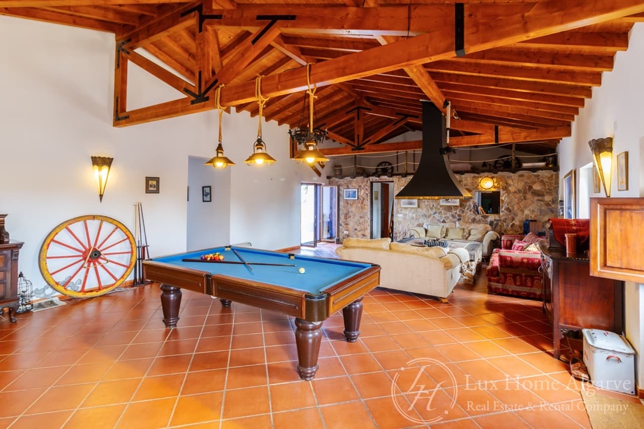 Elegant Alentejo Villa with 15.9 Hectares and Development Potential - Image 3