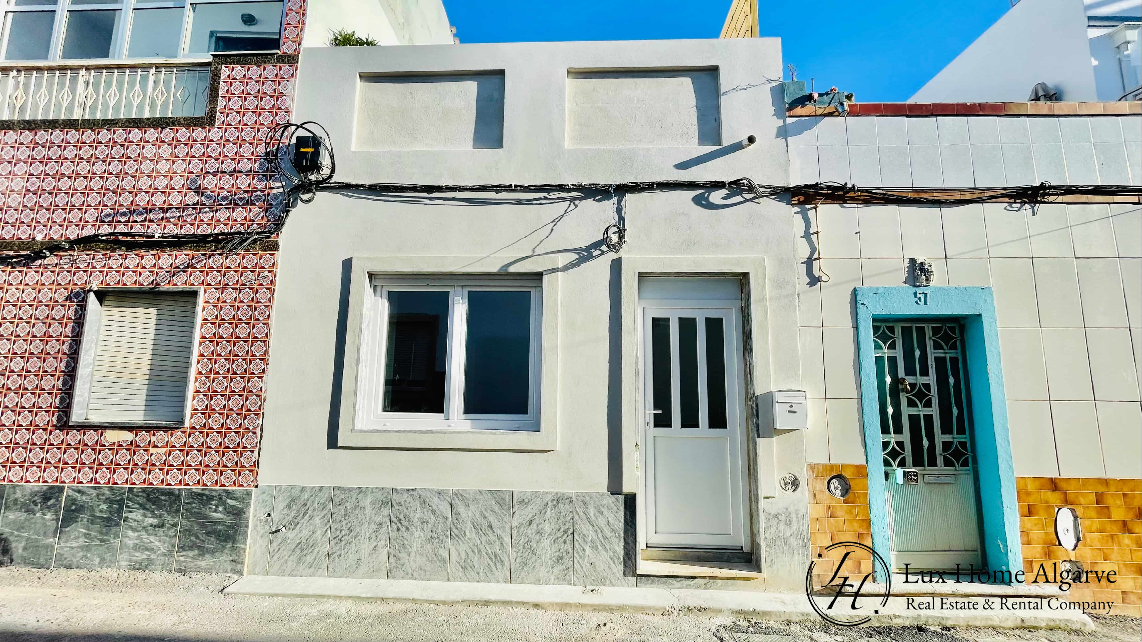 STUNNING COMPLETED RENOVATED T1 TOWNHOUSE IN OLHÃO CENTER - Image 2