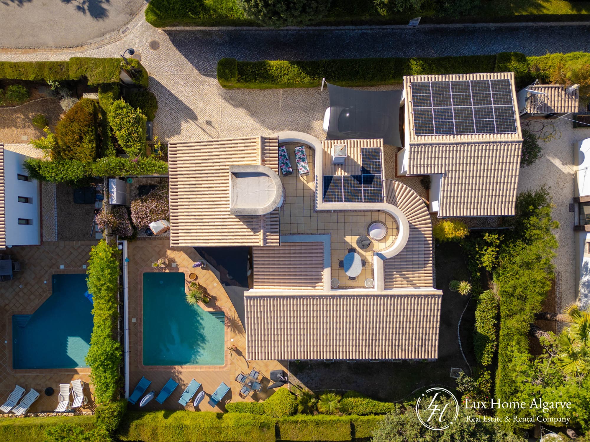 Stylish Villa with Heated Pool and Countryside Charm in Alma Verde - Image 3