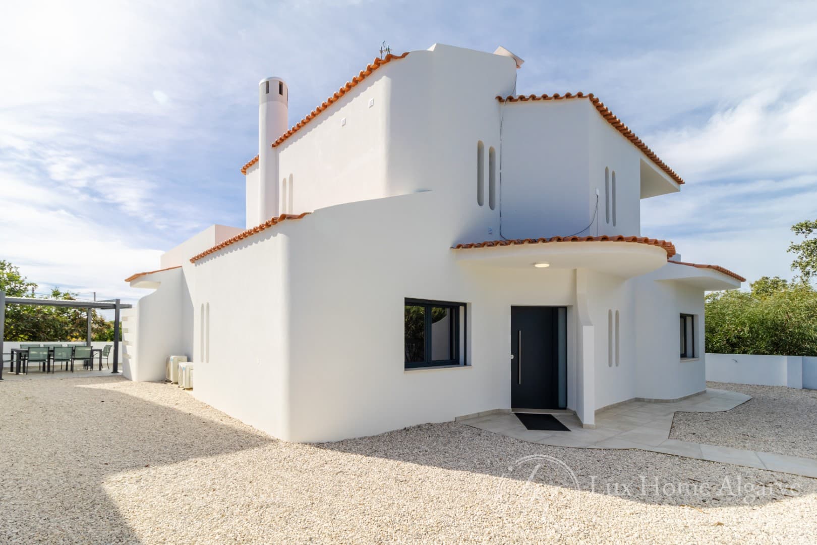 EXCEPTIONAL REIMAGINED ALGARVIAN VILLA - Image 2