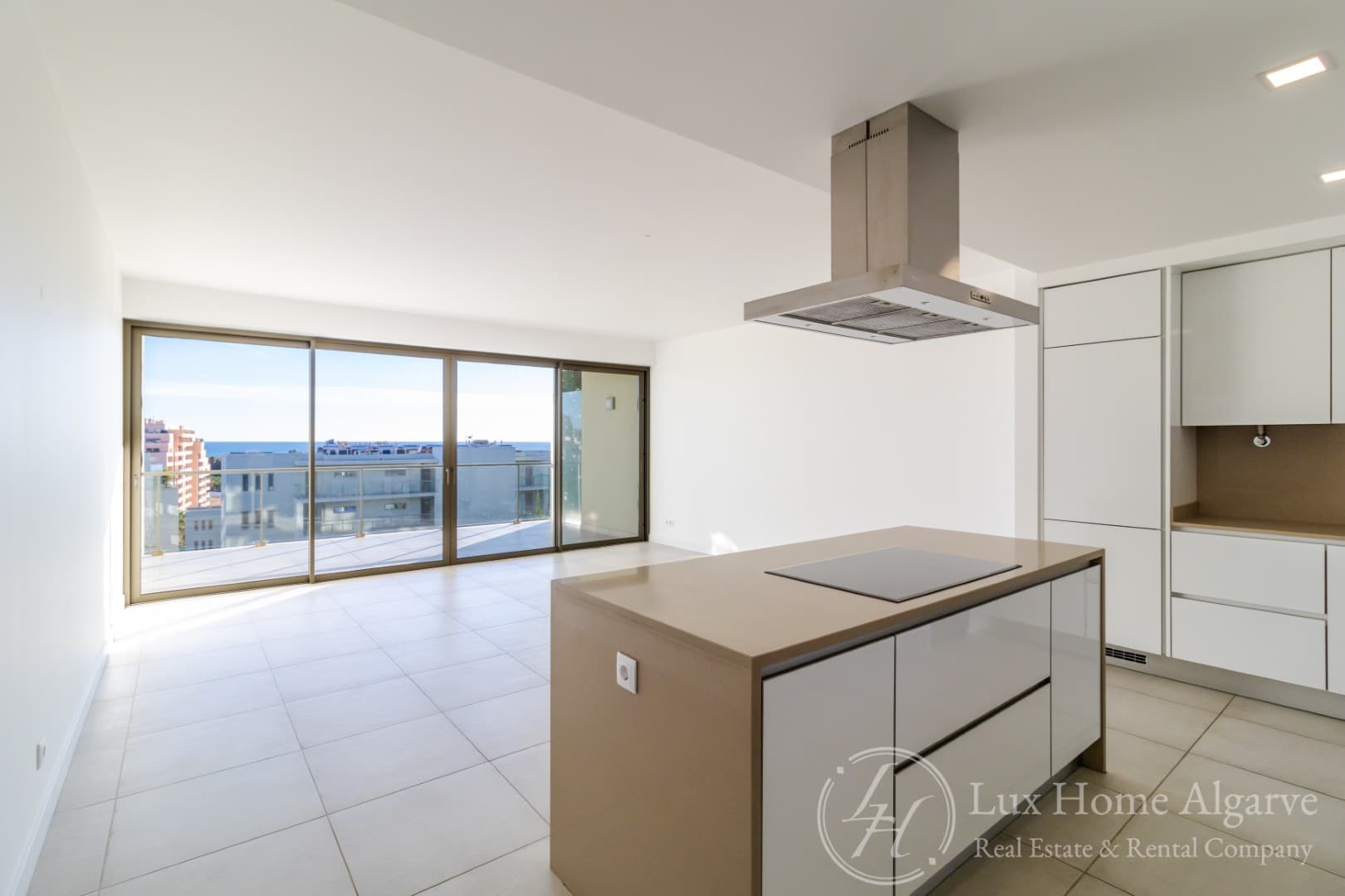 Luxury South-Facing T2 in Prestigious Oasis Mar - Image 4